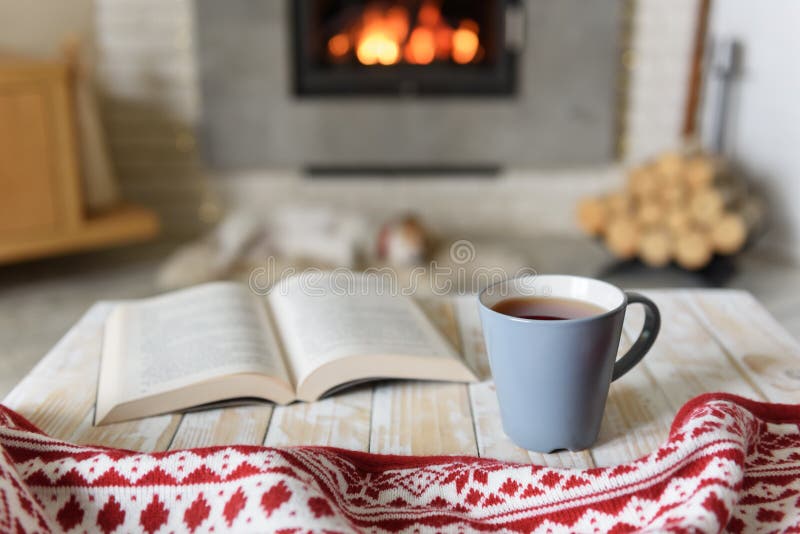 书和茶在壁炉附近的